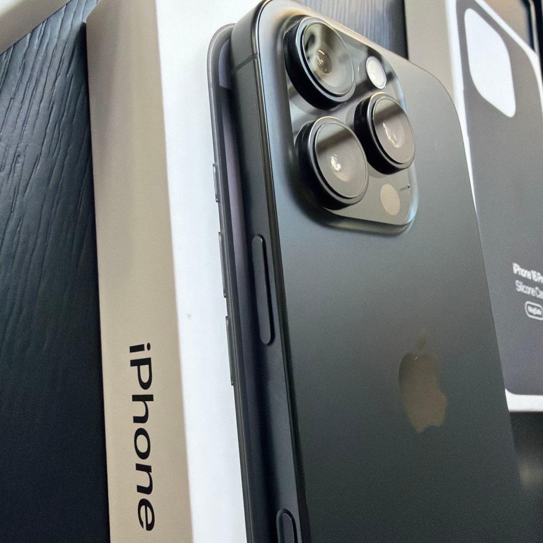 iPhone 16 Pro 128GB ブラックチタニウム純正シリコンケース付