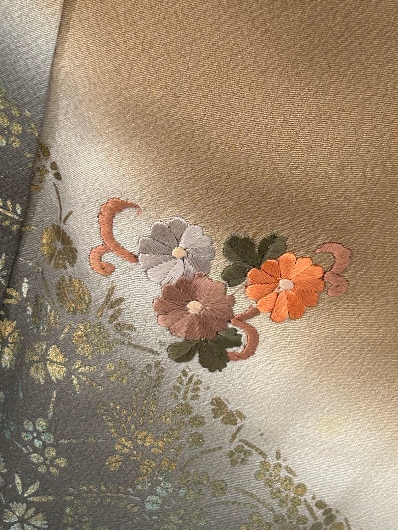 正絹　訪問着　暈し染め　枯草色　金彩　刺繍花文