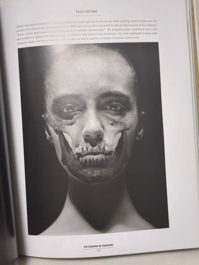 洋書 Fetishism in Fashion Lidewij Edelkoort