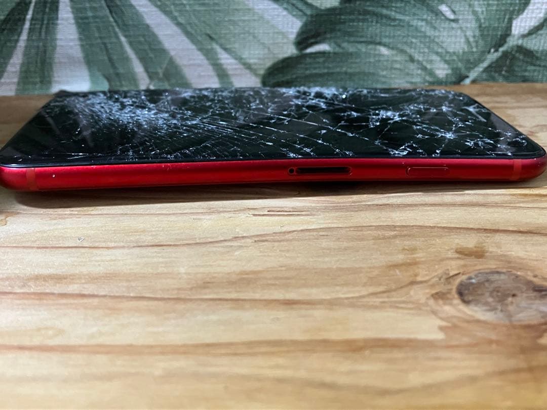 Apple iPhone SE (第2世代) 赤 画面割れ