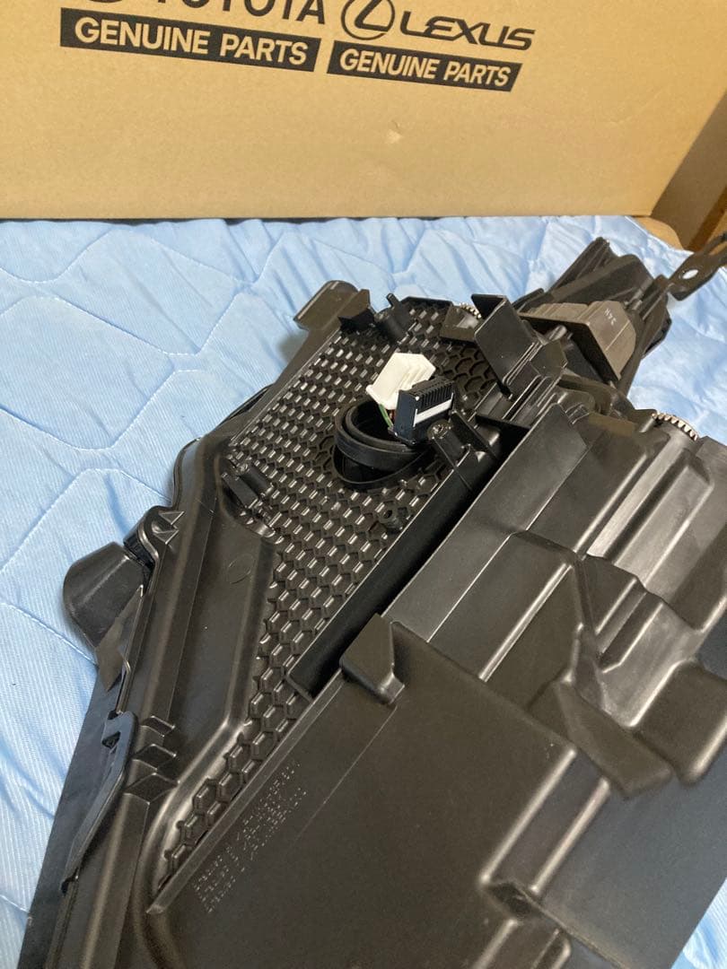 トヨタハリアーAXUH80 左ヘッドライトユニット