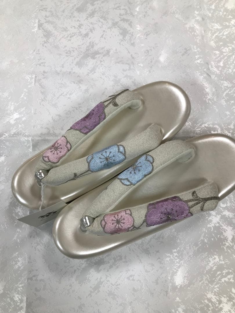 淡いグレーのバッグと花刺繍の草履セット