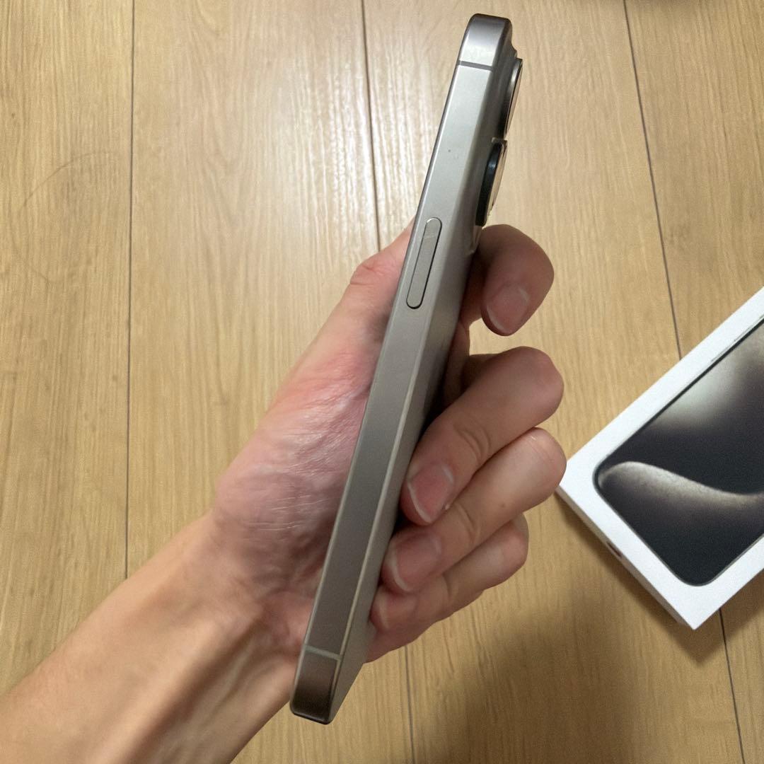 も*り様 Apple iPhone 15Pro本体 83%