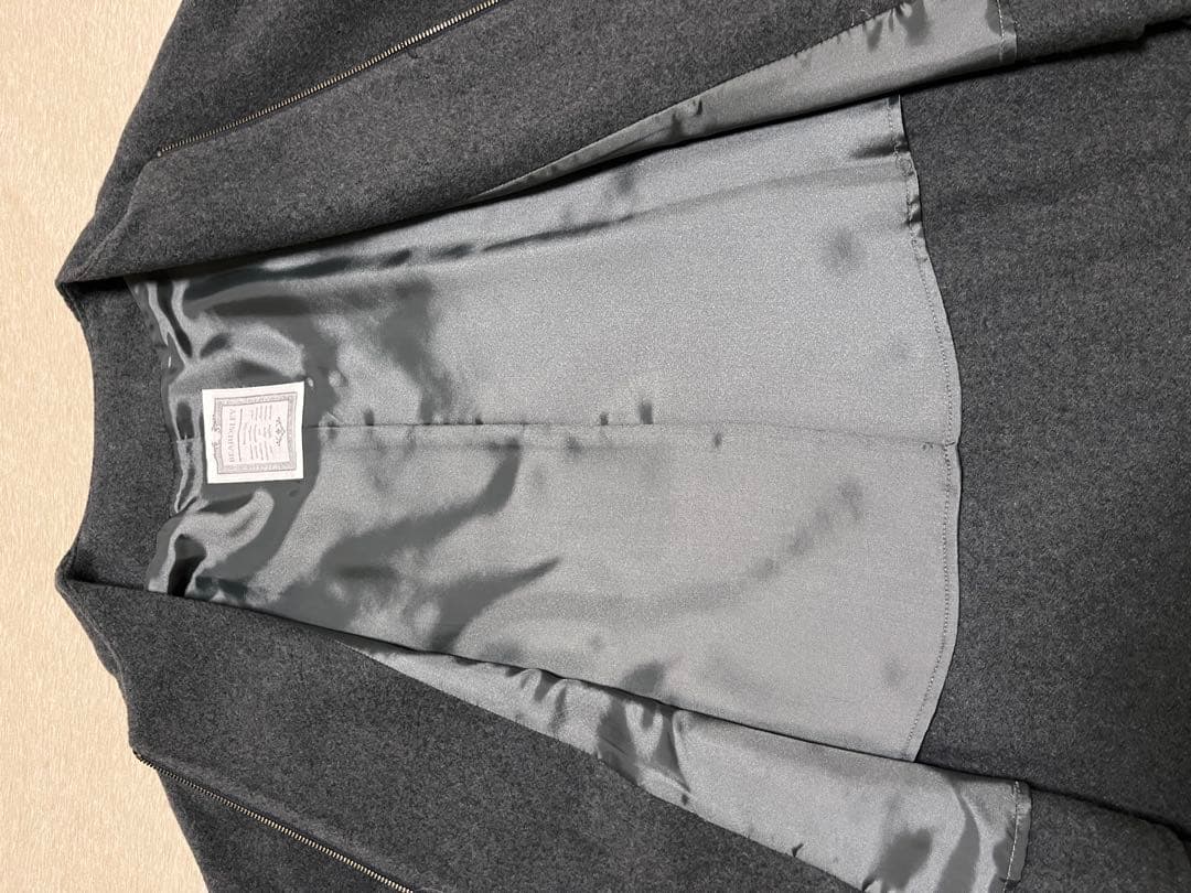 BEARDSLEY ビアズリ– ウール混合ダークグレー ポンチョコート