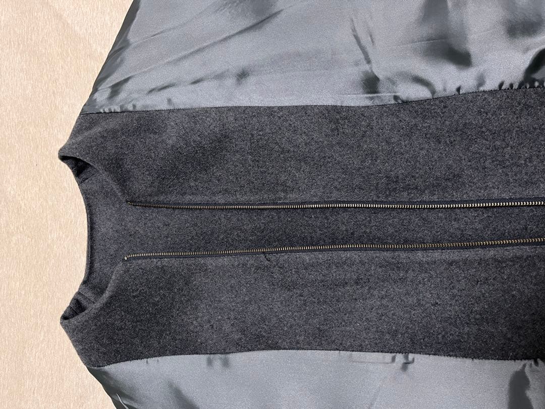 BEARDSLEY ビアズリ– ウール混合ダークグレー ポンチョコート