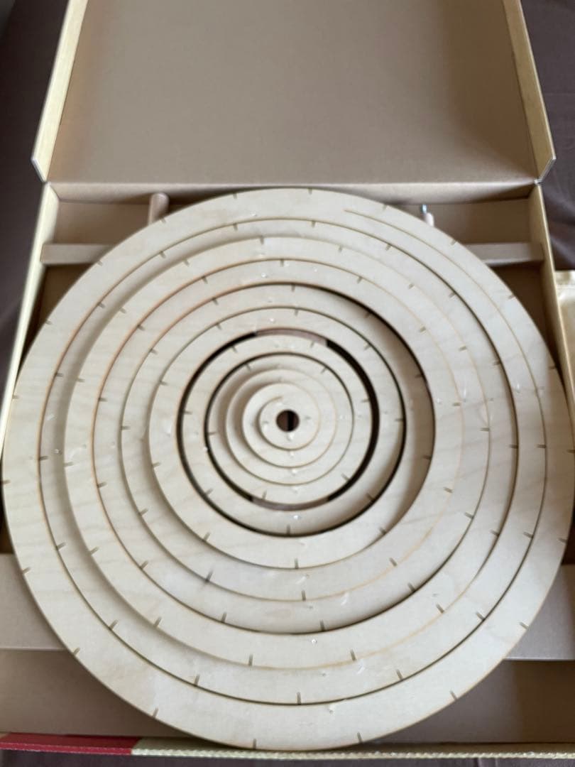 クリスマスツリー 赤と白の装飾付き