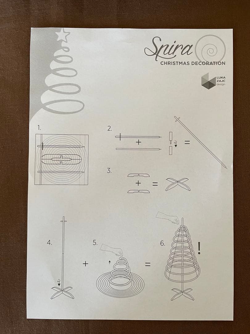 クリスマスツリー 赤と白の装飾付き