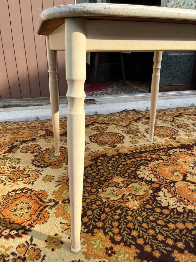 ダイニングテーブル インテリア 花柄 ホワイト 白 正方形 昭和レトロ