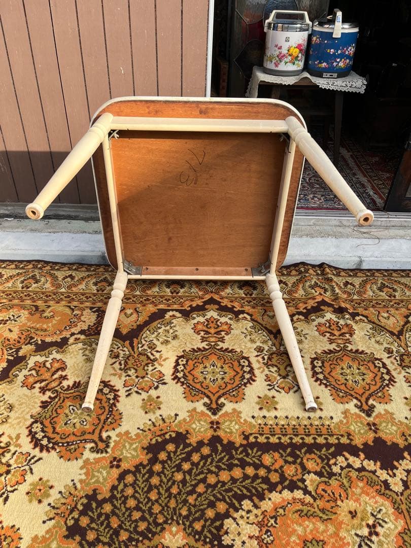 ダイニングテーブル インテリア 花柄 ホワイト 白 正方形 昭和レトロ