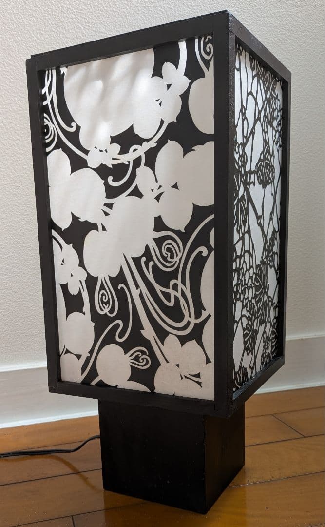 花柄透かしデザイン　間接照明 テーブルランプ