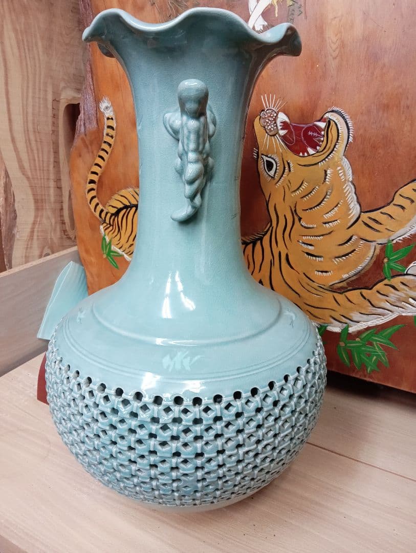 高麗青磁の壺　高さ65センチ