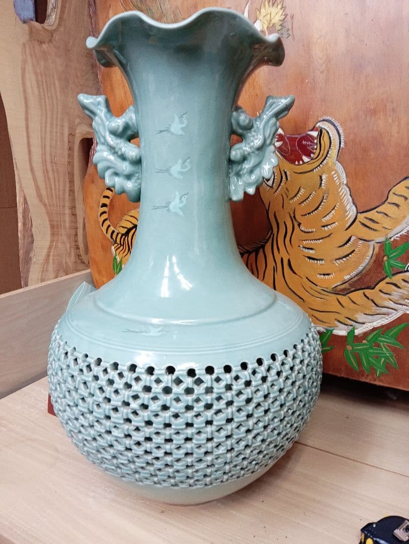 高麗青磁の壺　高さ65センチ