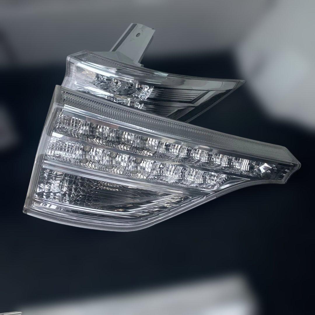トヨタ　エスティマ　中期　ハイブリッド　AHR20 純正リアテールランプ　中古品