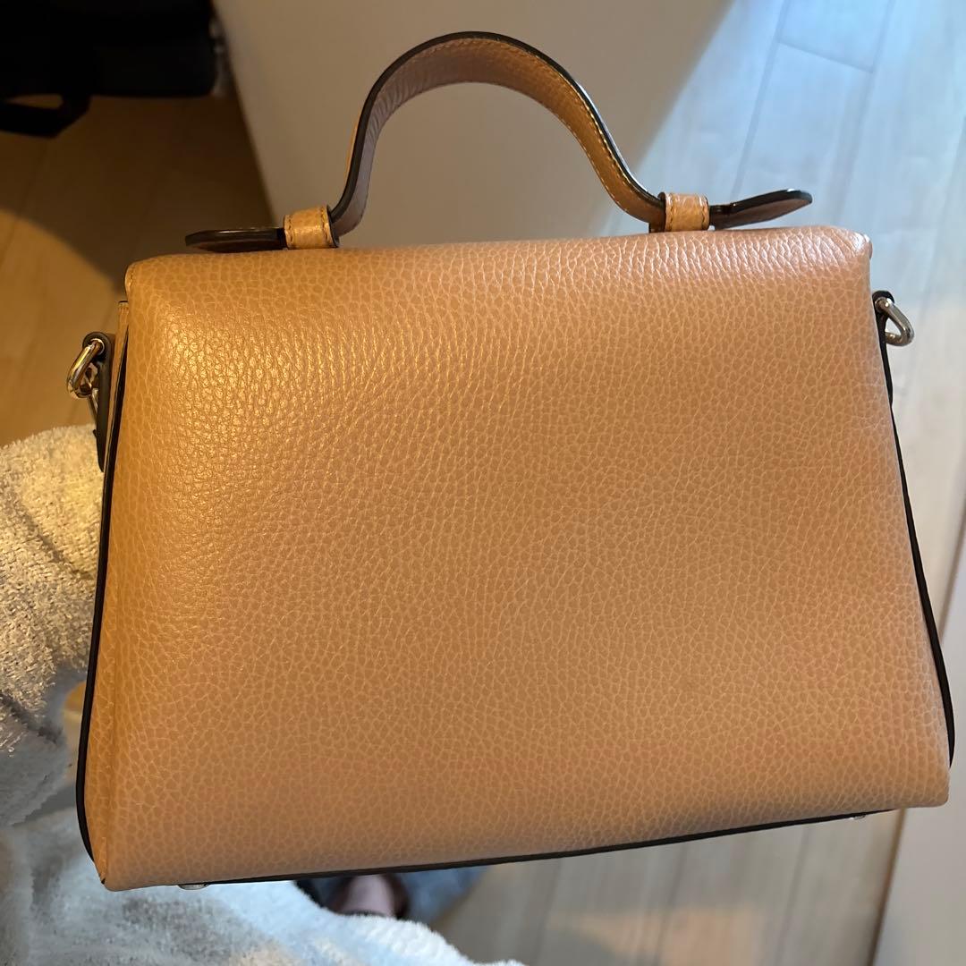 GUCCI ショルダーバッグ ロゴ付き