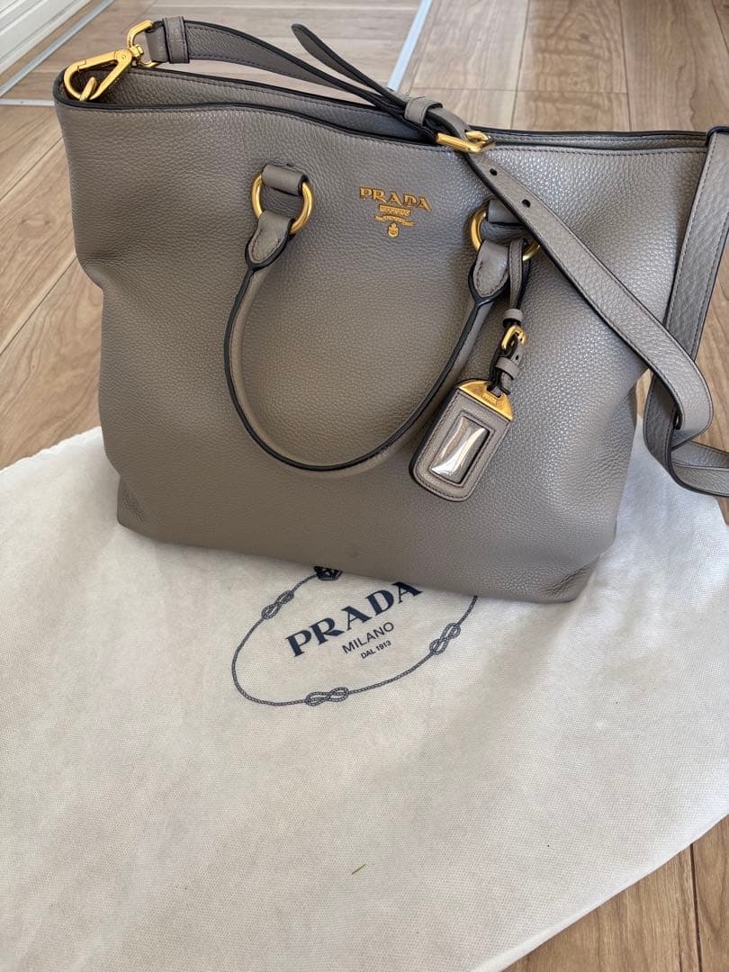 PRADA グレー レザートートバッグ