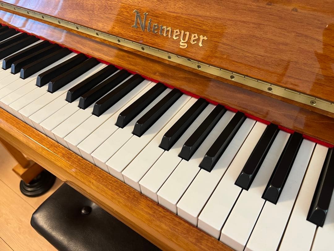 Niemeyer アップライトピアノ(カバー・椅子付き)