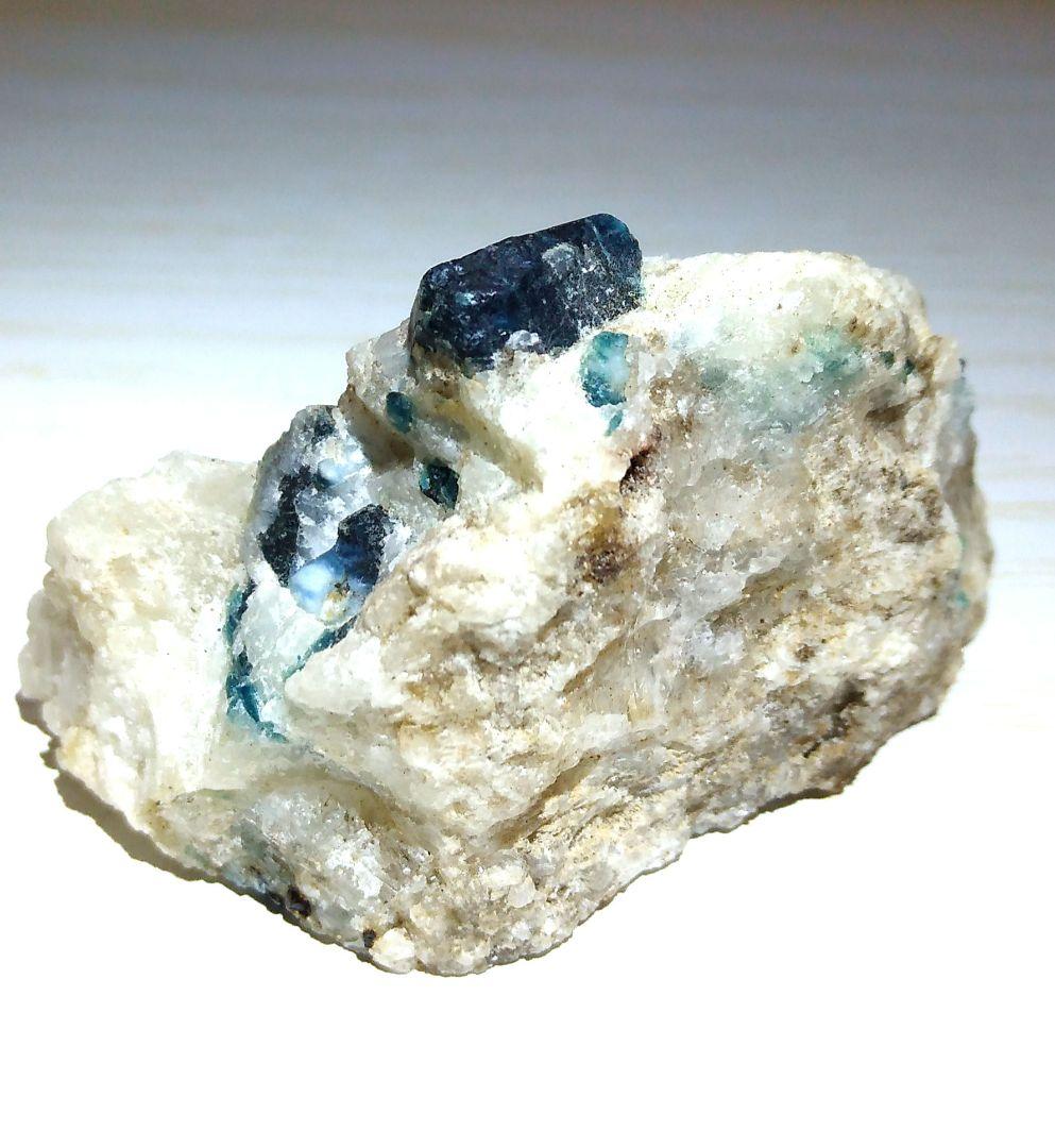 アフガナイト　母岩付き希少宝石鉱物標本