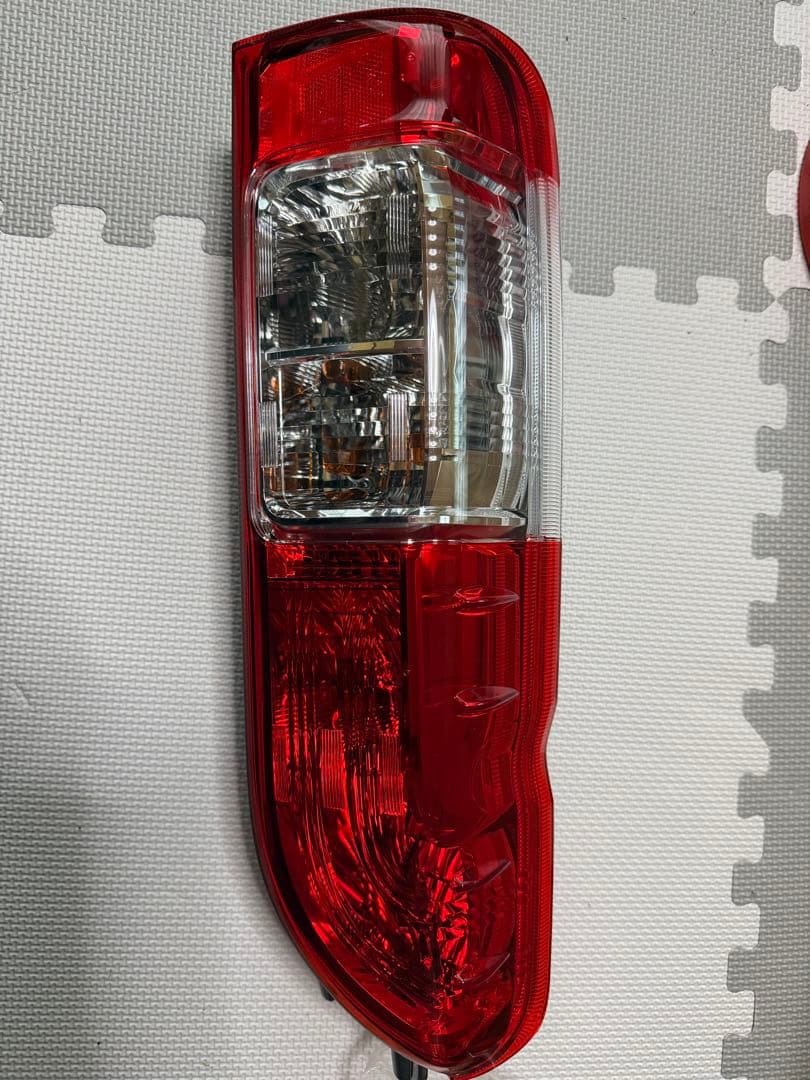 新車外し左右セット　トヨタ ハイエース 純正テールランプ 200系 TOYOTA