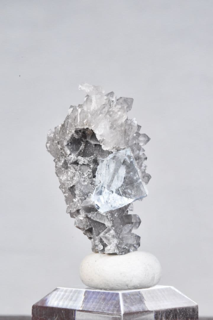 中国浙江省産 スモーキードゥルージークォーツと超透明なフローライトの共生