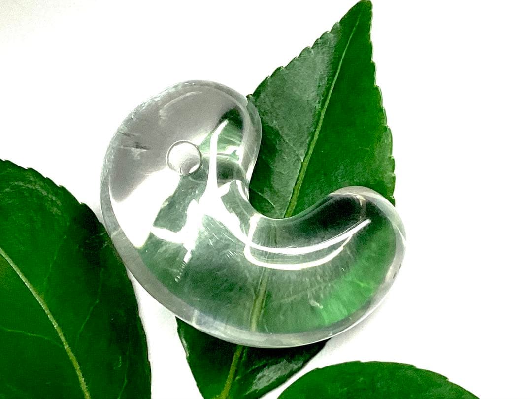 ✳貴重‼️ 国産水晶最高峰の黒平水晶大型勾玉　透明感良好　ネックレスにも　鑑別書付