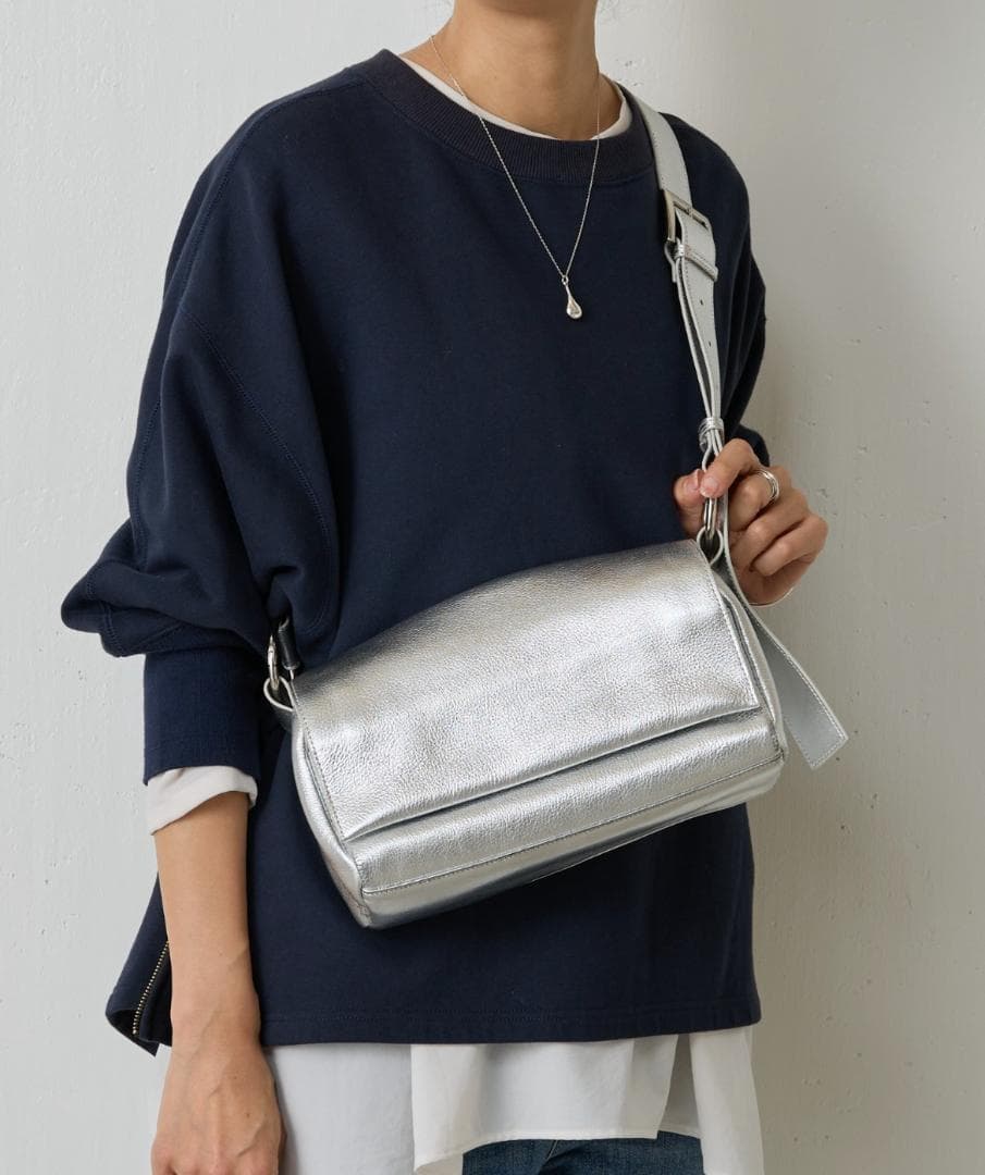 ★min0000さま専用★【新品タグ付】ビアズリー レザーボディバッグ シルバー