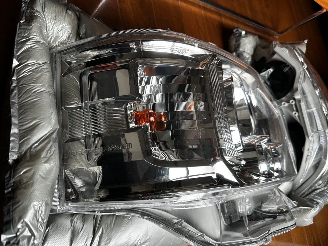 ハイエース6型ダークプライム新車外し　LED 左右セット