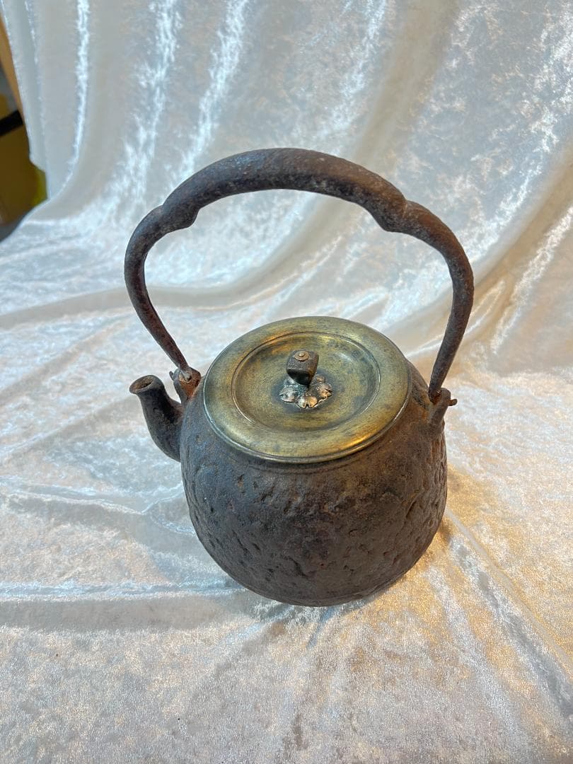 鉄瓶　真鍮の蓋　桜のデザインのつまみ