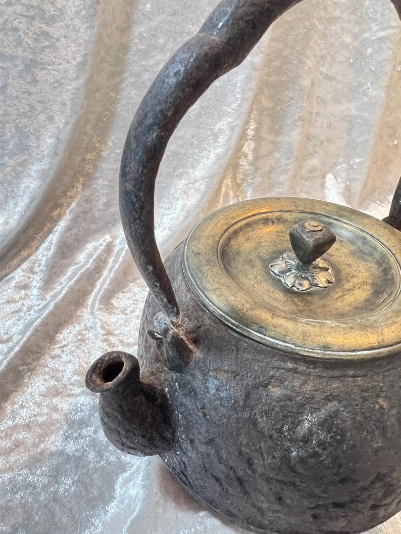 鉄瓶　真鍮の蓋　桜のデザインのつまみ