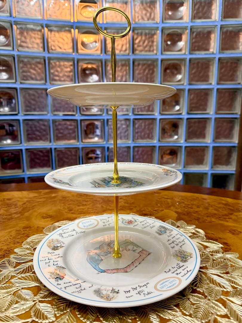 ウェッジウッド　ピーターラビット　アフタヌーンティー用３段ケーキスタンド