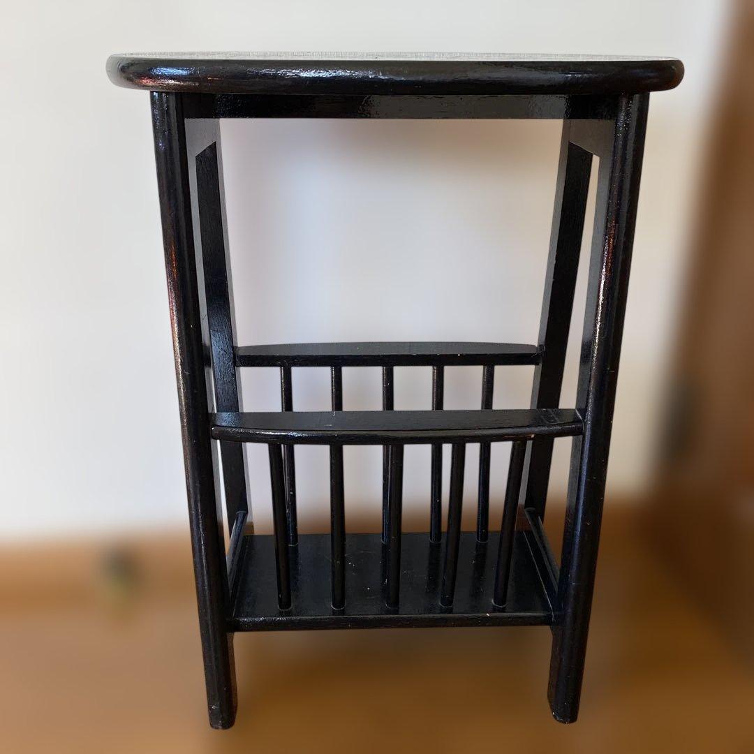 黒い木製楕円形ラック 下部収納付き