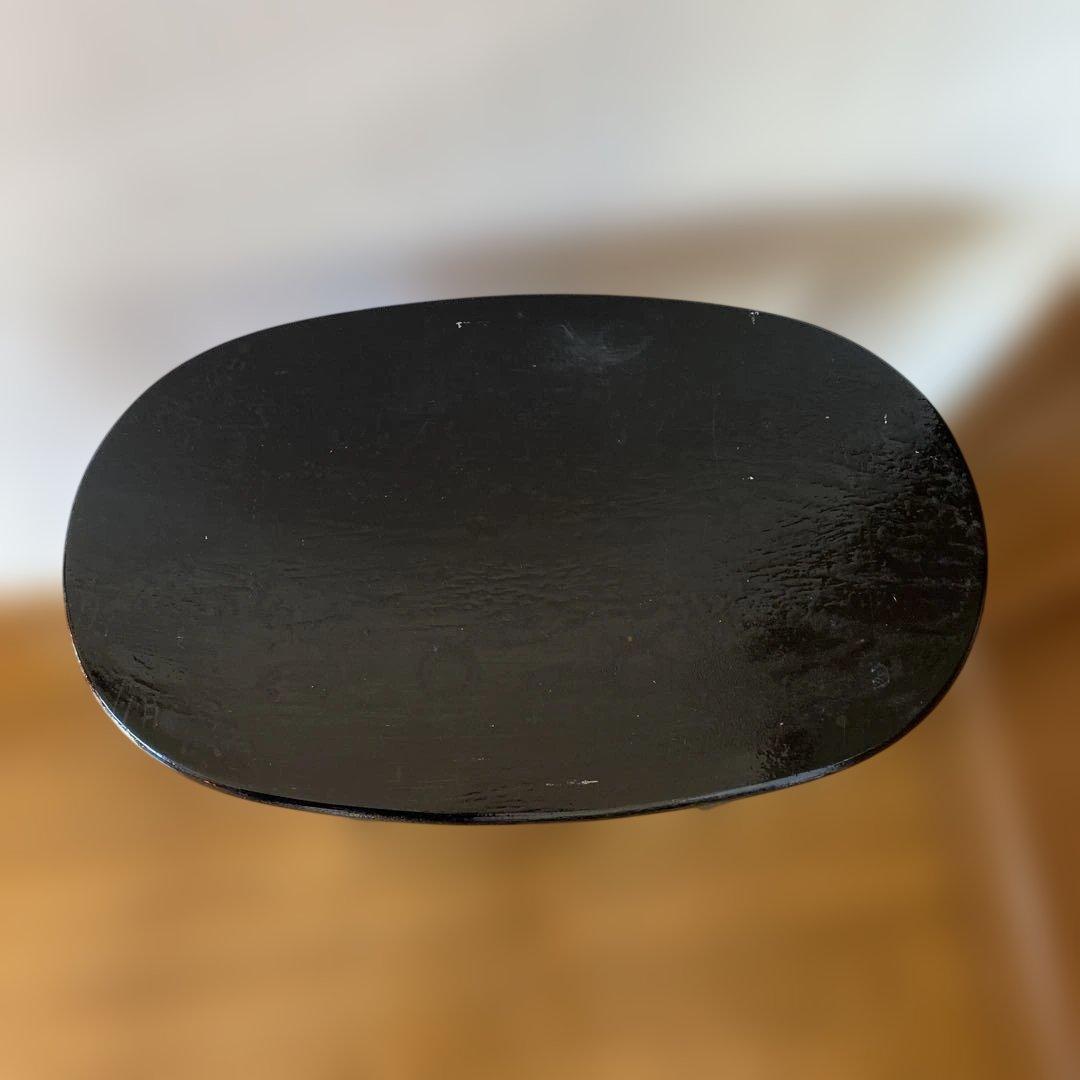 黒い木製楕円形ラック 下部収納付き