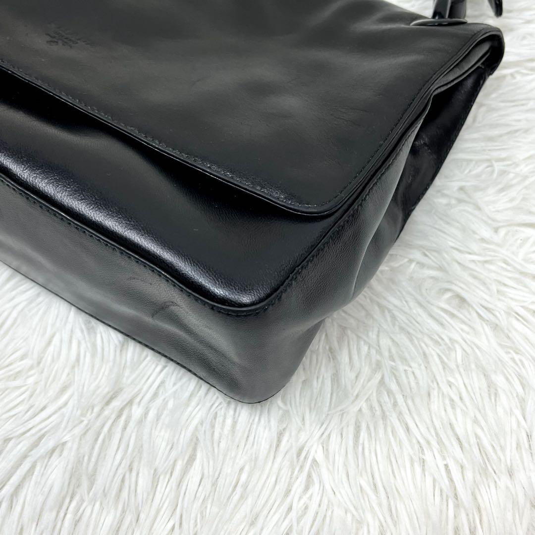 美品プラダ ワンショルダーバッグ ロゴ型押し プラスチックチェーン オールレザー