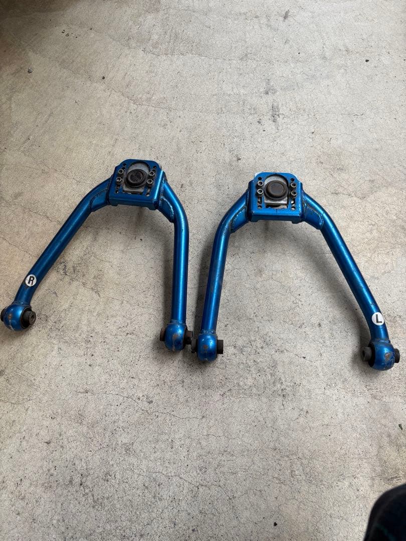 B*6様 Z33 クスコ　アッパーアーム