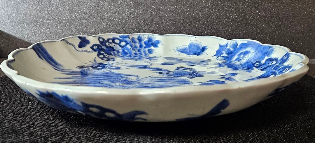 【上作品❗】江戸時代後期　古伊万里　染付　菖蒲に11蝶々図　輪花33.3cm大皿