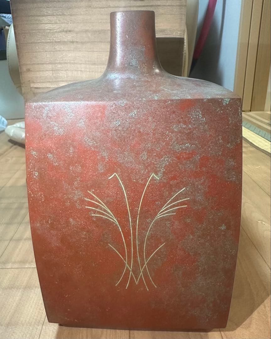 赤い青銅製の花瓶、彫刻デザイン