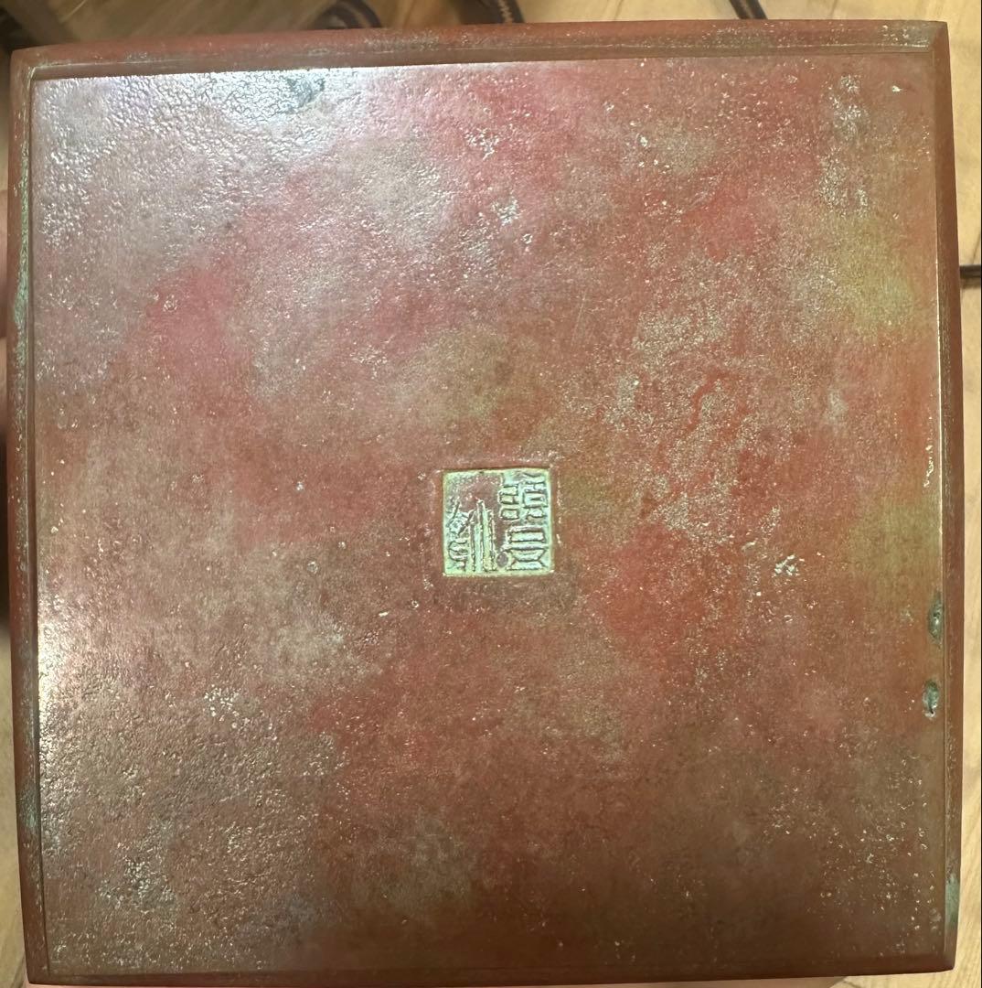 赤い青銅製の花瓶、彫刻デザイン