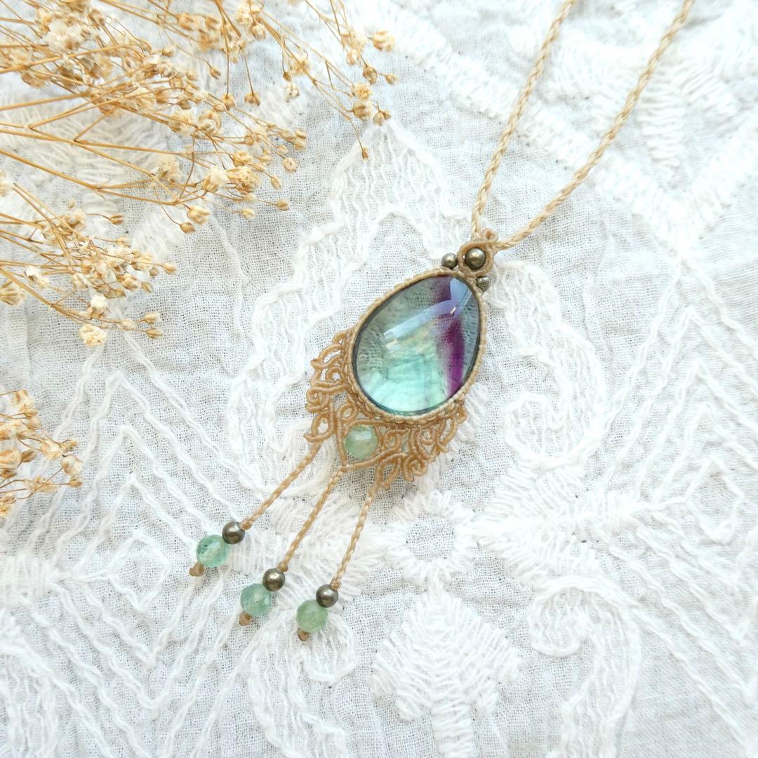 フローライトのマクラメネックレス