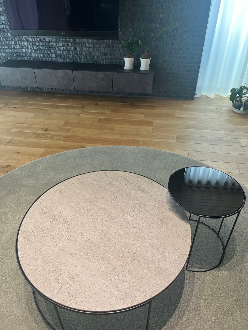 Arflex CLIP Table DECKTONホワイト、ブラックガラス