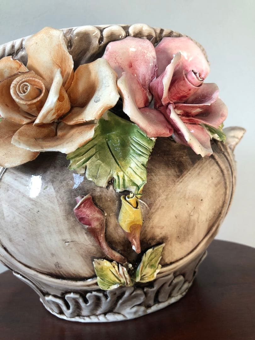 イタリア陶器 花瓶 花の装飾付き