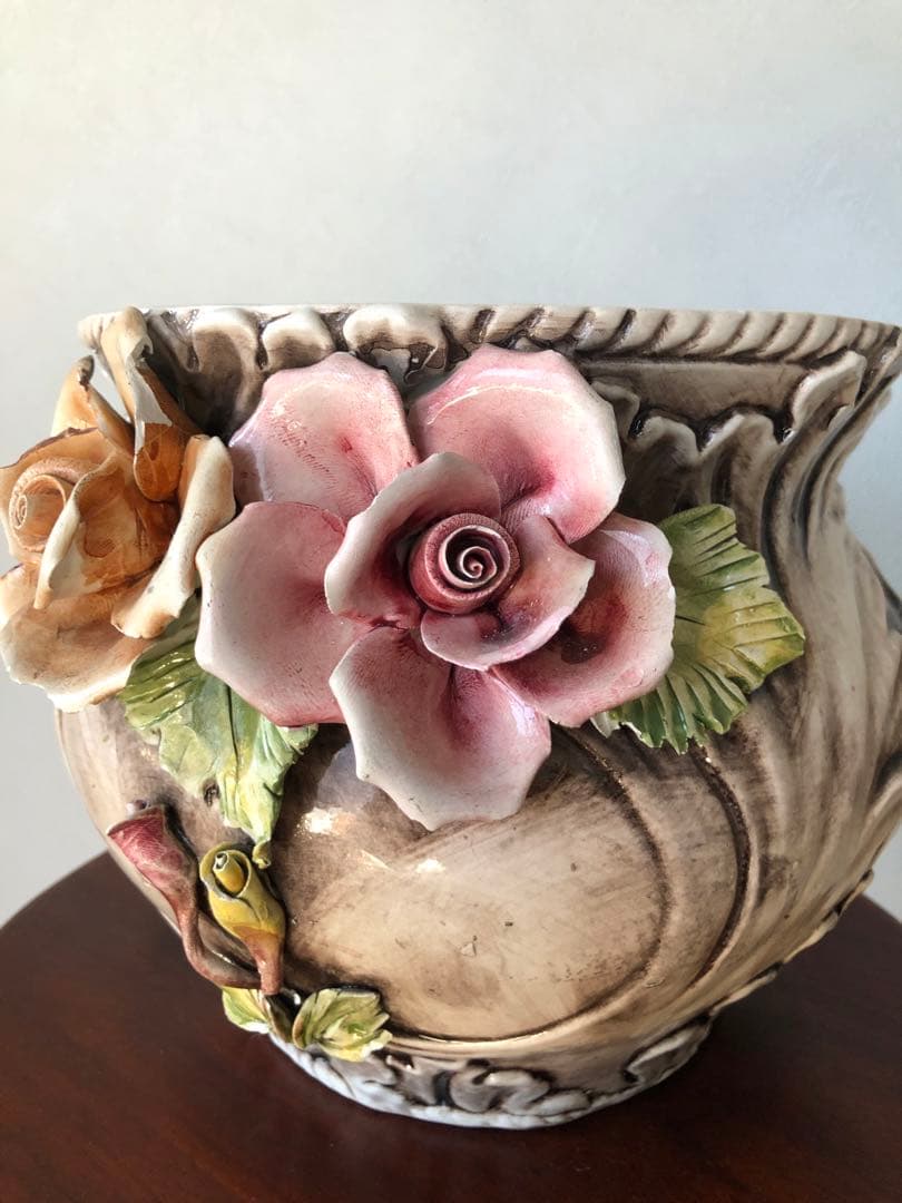 イタリア陶器 花瓶 花の装飾付き