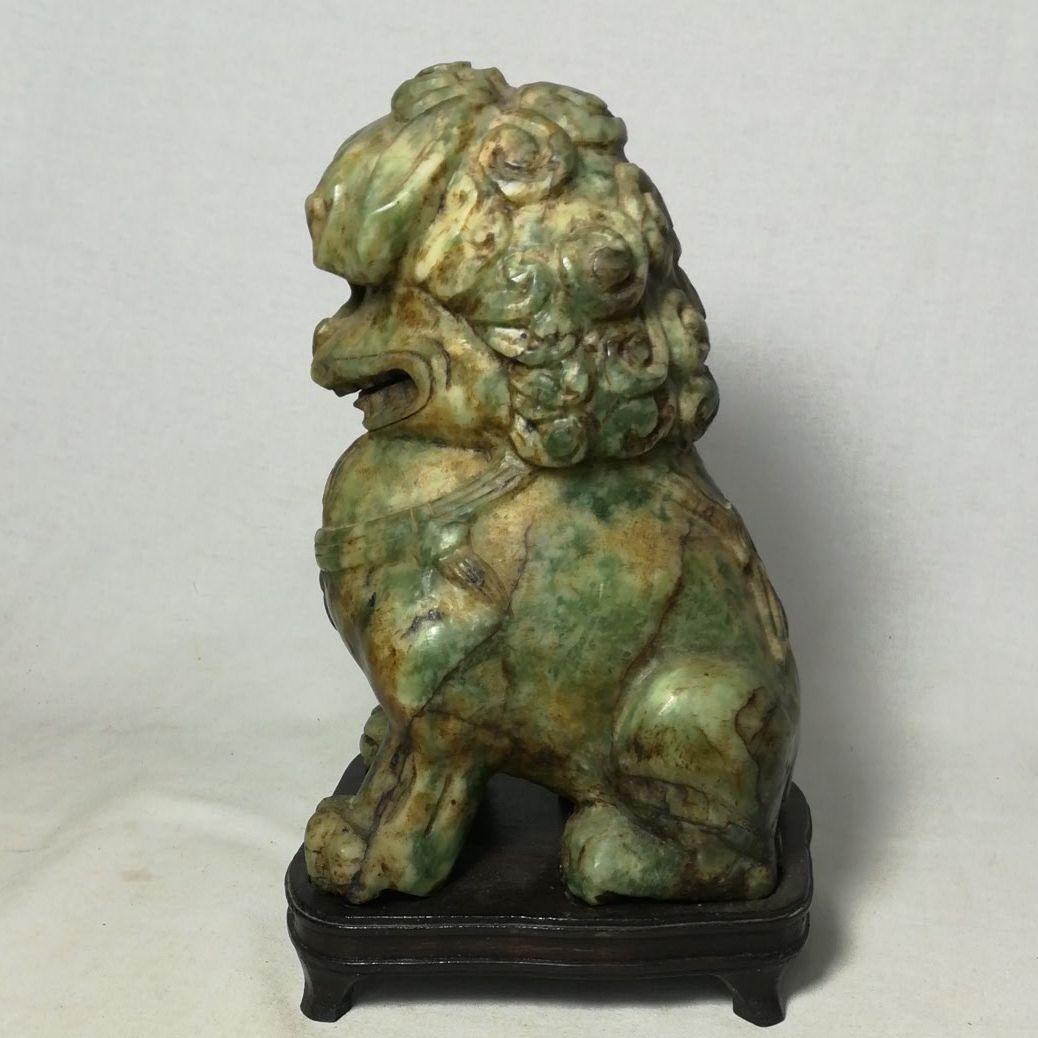 時代　中国美術　翡翠　和田　碧玉　古玉　雕刻　獅子　一対　台座付