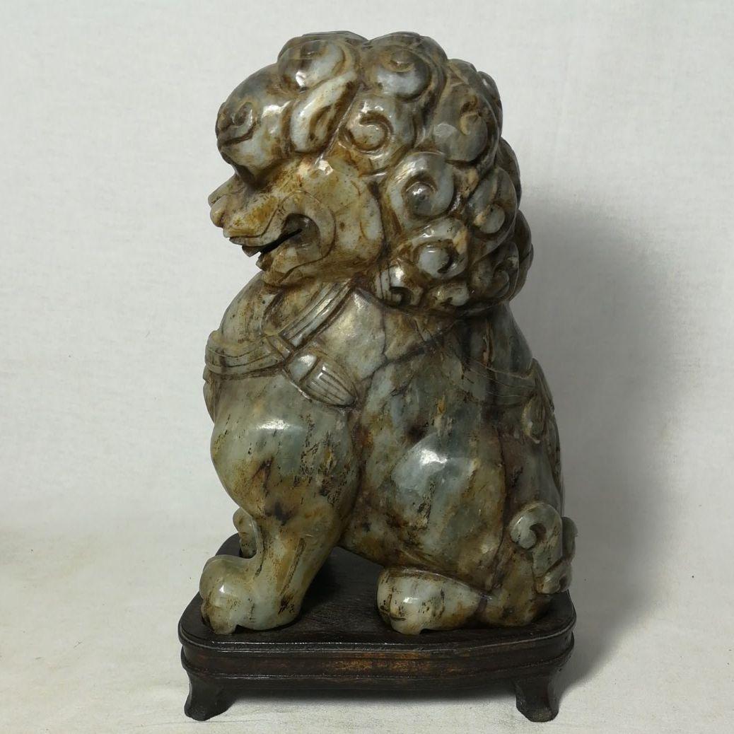時代　中国美術　翡翠　和田　碧玉　古玉　雕刻　獅子　一対　台座付