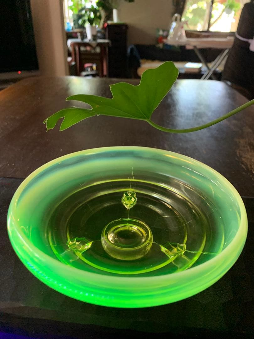 ウランガラス　ワセリンガラス　乳白色　アンティーク　フェントン　三つ足付き