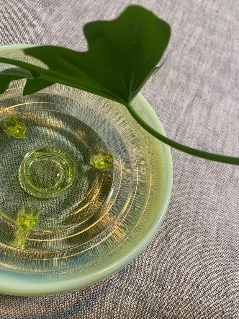 ウランガラス　ワセリンガラス　乳白色　アンティーク　フェントン　三つ足付き