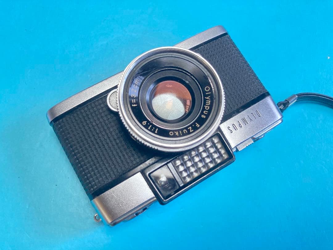 かわいいハーフサイズフィルムカメラ　OLYMPUS PEN D