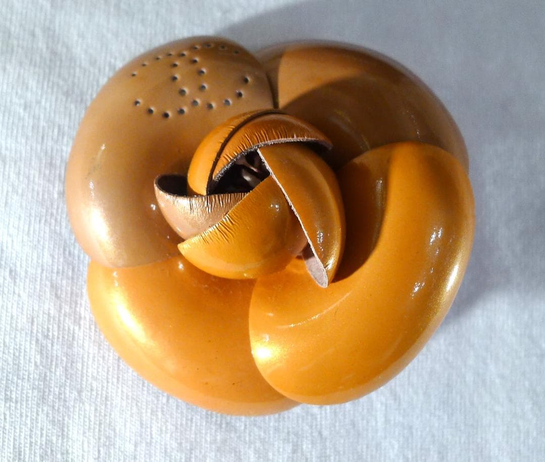 ◇【シャネル】フランス製イエロー＆ブロンズカラーカメリアレザーコサージュ(箱付）