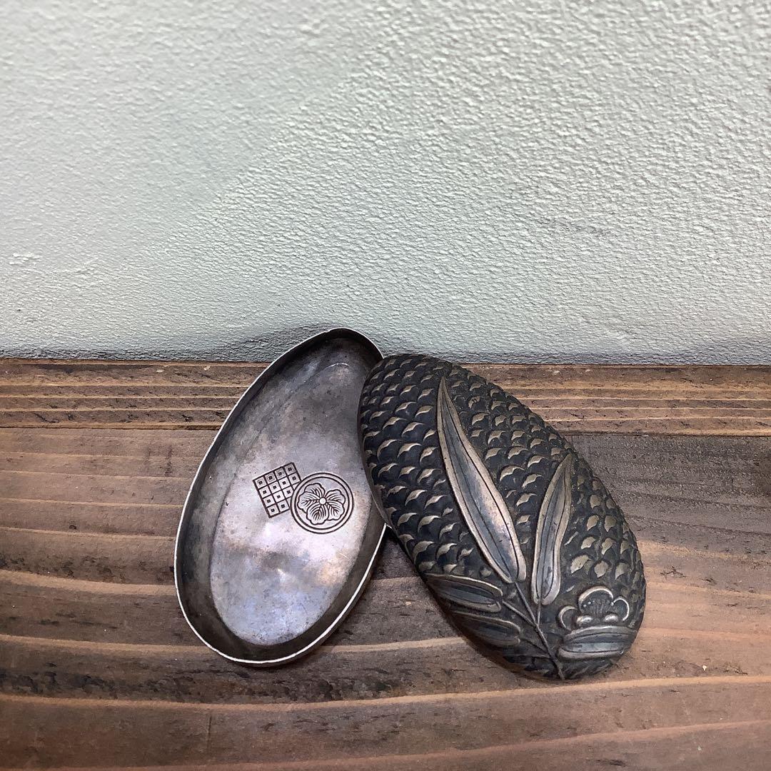 ヴィンテージ 純銀製　松竹梅　香合　小物入れ 純銀服部製 刻印有り　家紋入り