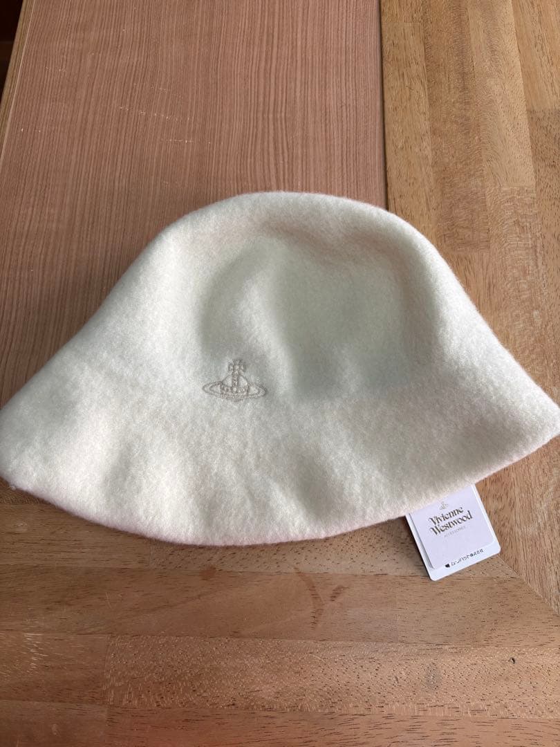 Vivienne Westwood ラインORB刺繍バスクロッシェ