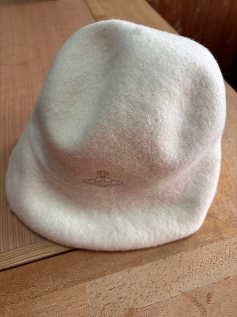 Vivienne Westwood ラインORB刺繍バスクロッシェ