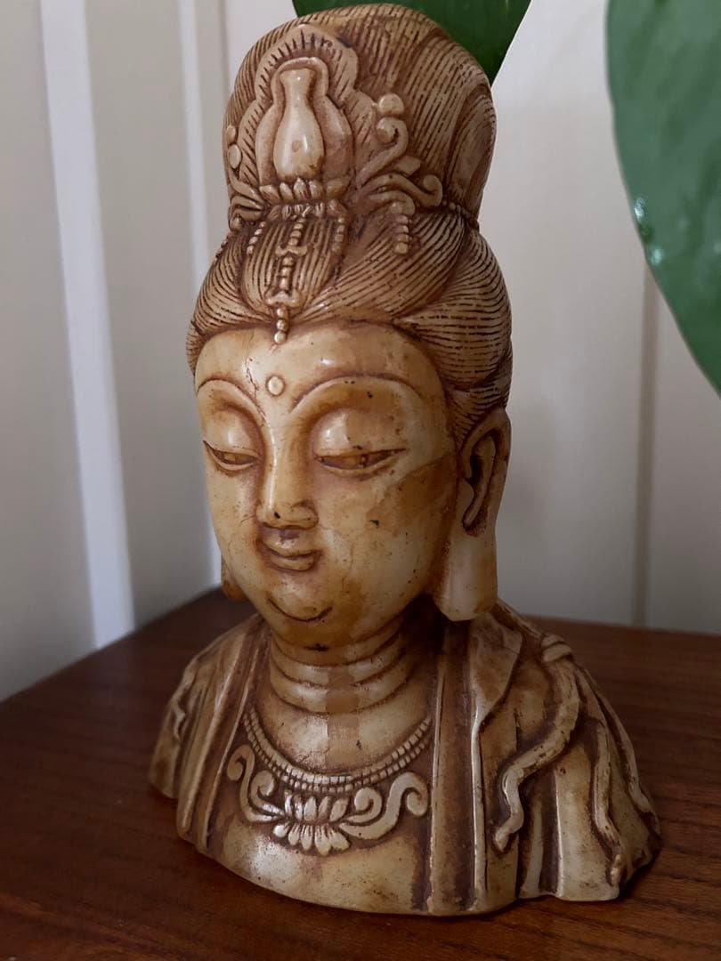 観音菩薩　玉石彫刻　置物　縁起　お守り 箱付き